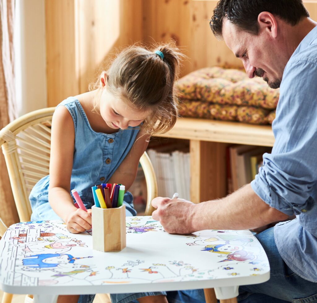 Parent et enfant qui jouent et dessinent