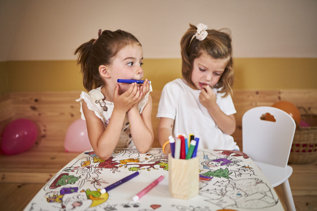 Petites filles qui dessinent sur la coloritable