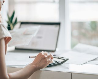 Dirigeante face à la facturation électronique sur ordinateur